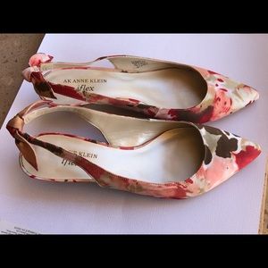 Anne Klein Akpipa Floral Kitten Heels in size 7